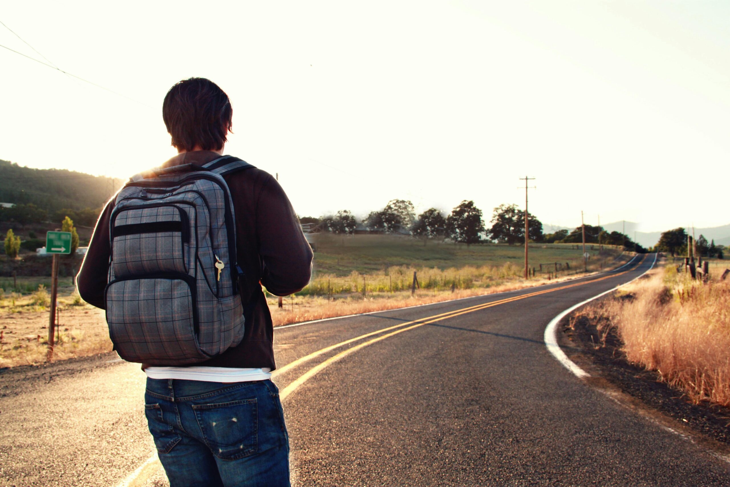 um homem andando na estrada