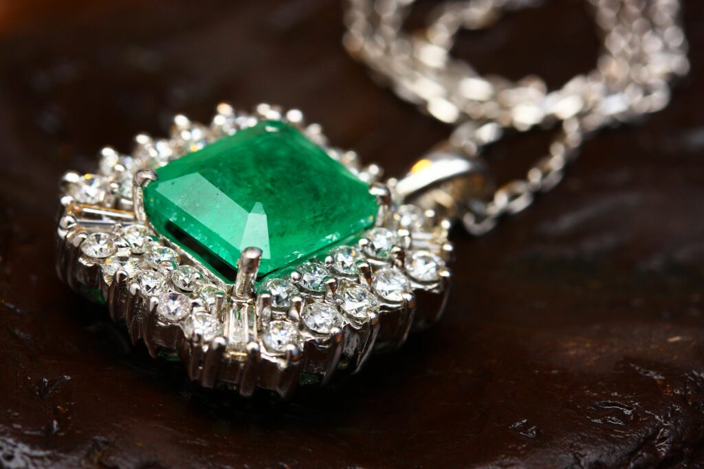 colar de esmeralda com diamantes, refletindo poder, proteção e crescimento espiritual em sonhos com joias.