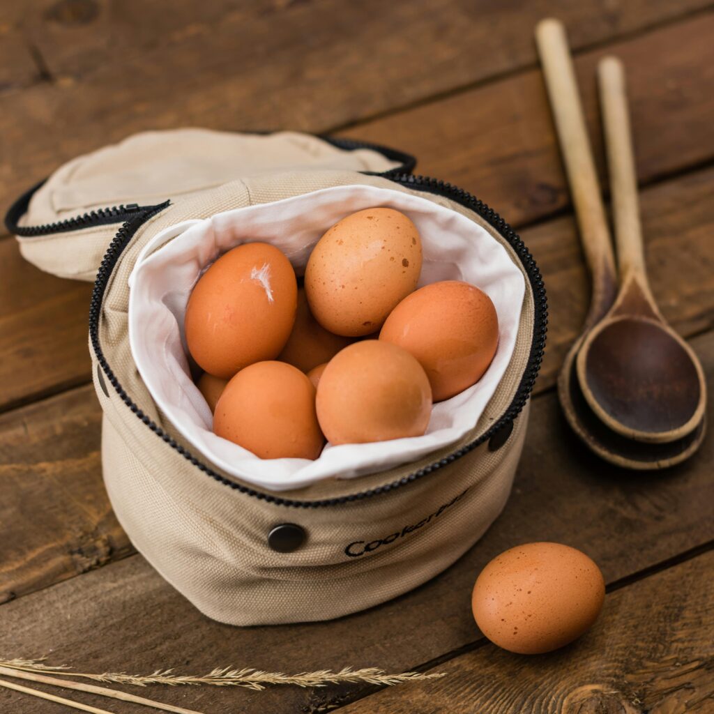ovos marrons frescos em uma bolsa de tecido sobre mesa rústica, simbolizando abundância e novos começos no sonho com ovos.
