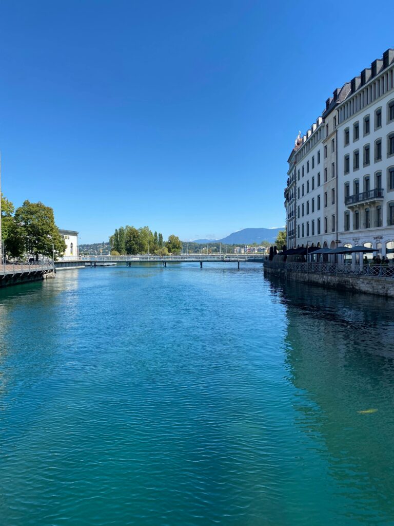 Canal de água em cidade com prédios históricos, simbolizando sonhar com água e equilíbrio emocional.