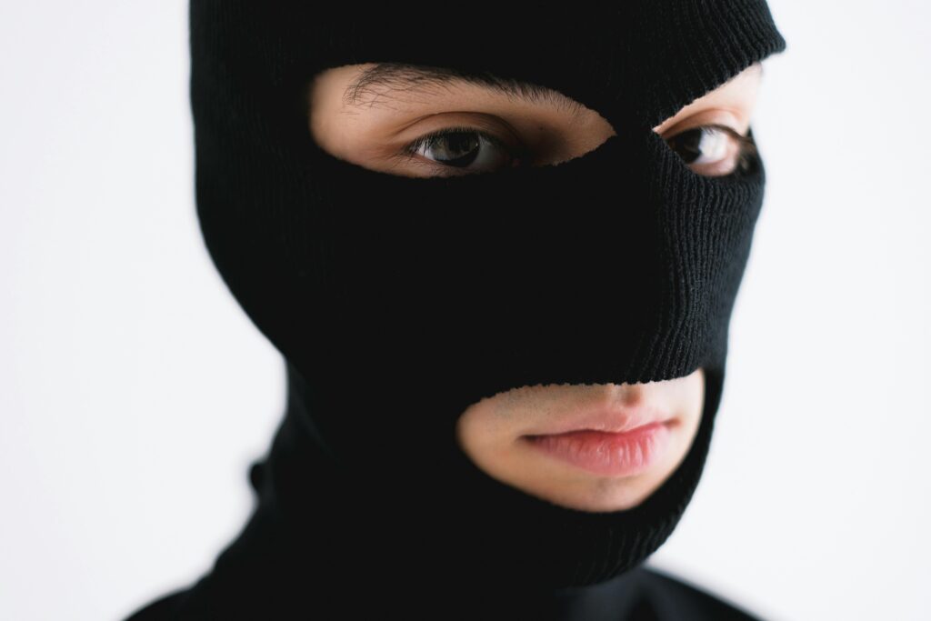 homem mascarado com touca ninja usado em assalto