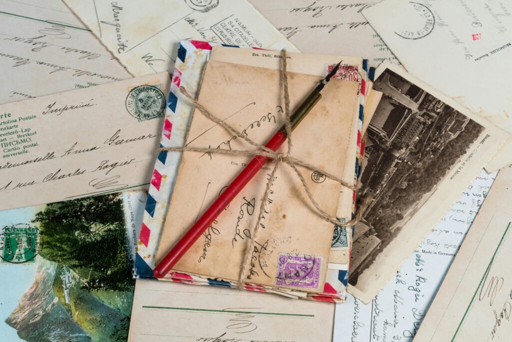 Cartas antigas e postais amarrados com corda, simbolizando sonhos com cartas do passado