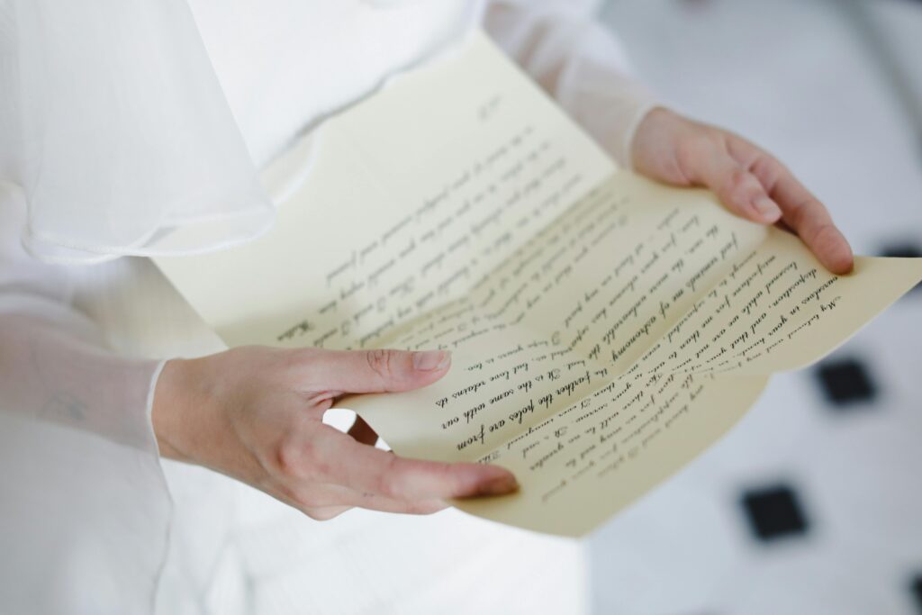 Pessoa segurando e lendo uma carta em papel, simbolizando mensagens ocultas em sonhos