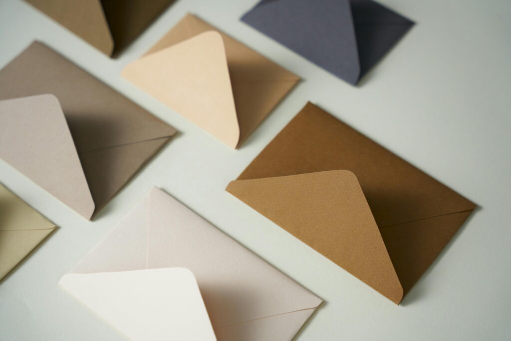 Envelopes fechados de diferentes cores sobre a mesa, representando sonhos com mensagens ocultas