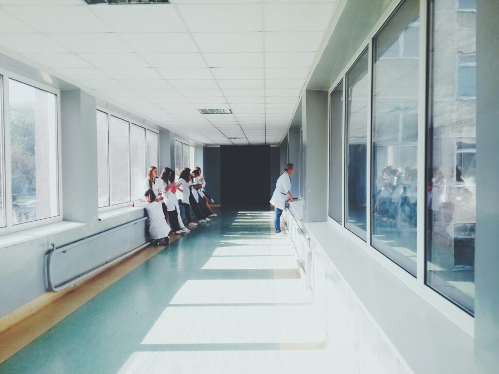 Sonhar com hospital, médicos e estudantes de medicina em corredor de hospital simbolizando sonho com ambiente hospitalar
