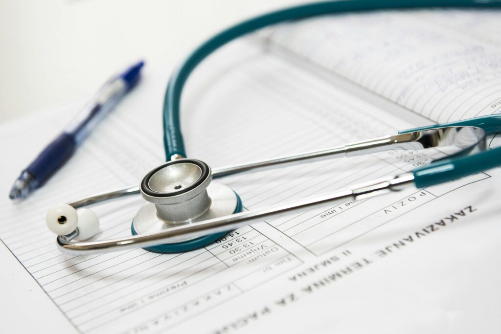 Sonhar com hospital, estetoscópio sobre ficha médica em sonho com hospital e exames