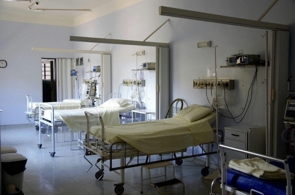sonhar com hospital, enfermaria hospitalar com camas vazias e equipamentos médicos em sonho