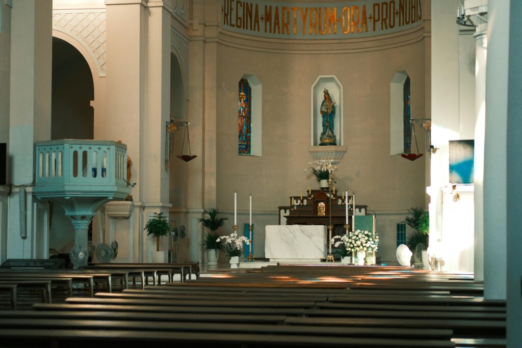 Interior de igreja com fiéis participando de missa, simbolizando sonhar com igreja cheia.