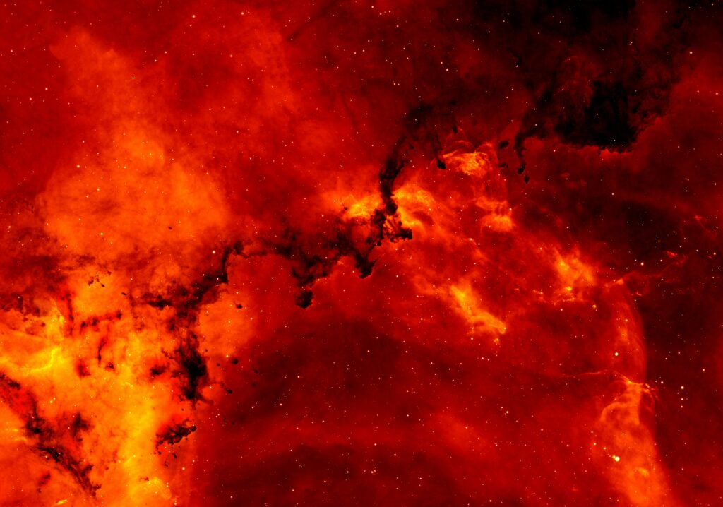 Nebulosa vermelha e escura no espaço, lembrando simbolismo do fogo infernal.