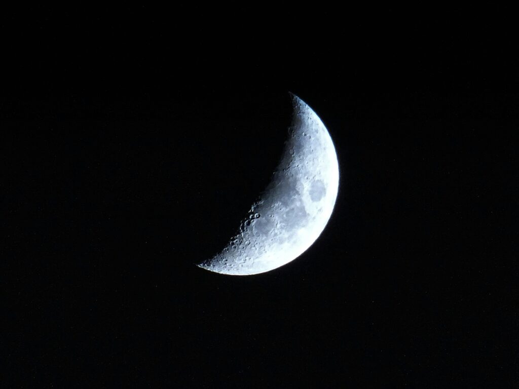 Lua crescente iluminando o céu noturno, simbolizando renovação, crescimento e novos ciclos ao sonhar com lua.