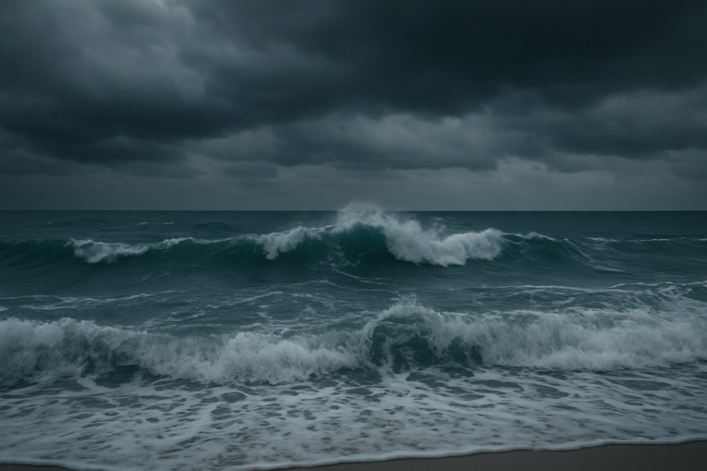 Mar revolto sob nuvens escuras simbolizando sonho com mar agitado.