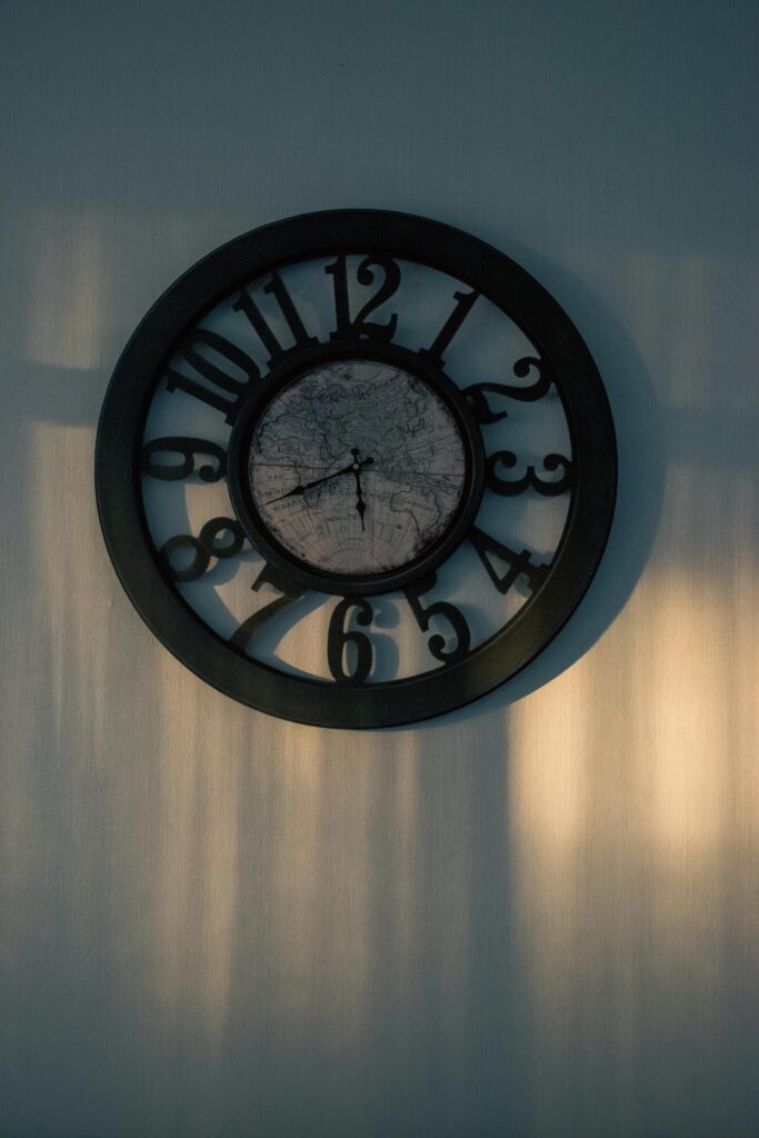 Relógio de parede moderno marcando 8h30, associado a sonhar com relógio e mudanças na vida.