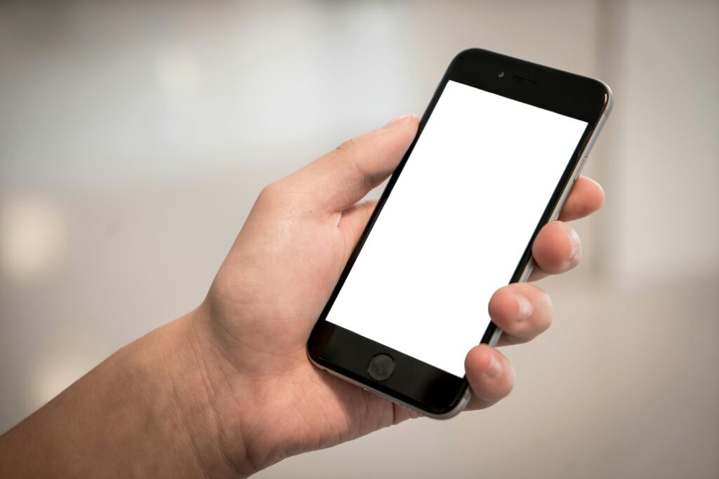 Pessoa segurando celular com tela acesa em sonho de telefone tocando.