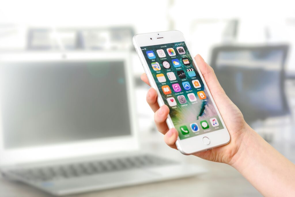 Celular em mãos exibindo aplicativos, relacionado a sonhar com telefone tocando