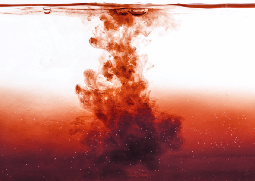 sangue se misturando com água em movimento, ilustrando emoções intensas e liberação de sentimentos reprimidos.