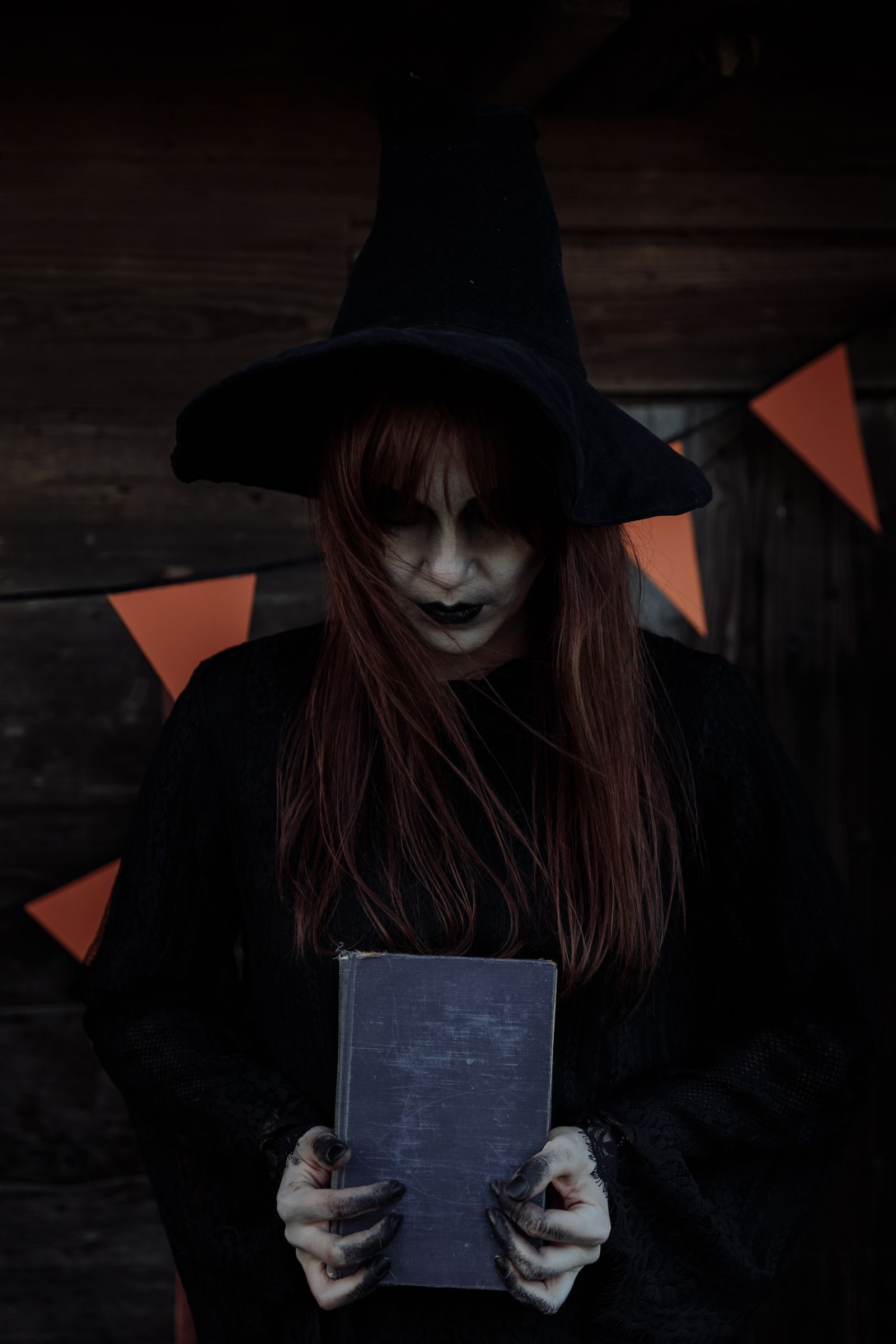 Bruxa de chapéu segurando livro de feitiços, imagem do sonho com bruxa