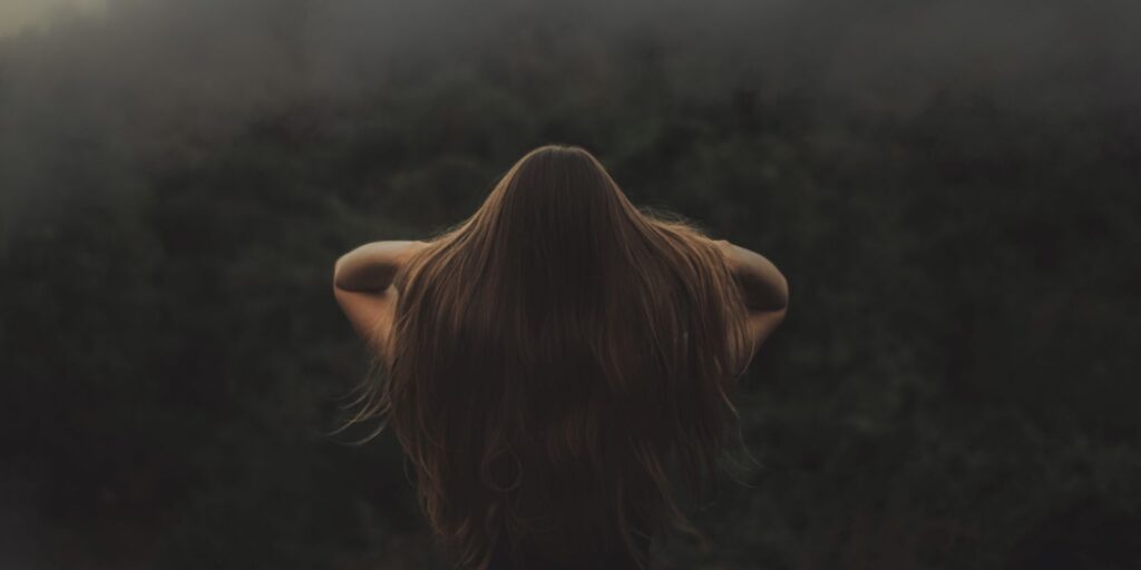 Mulher de cabelo longo na floresta enevoada, sonho com cabelo