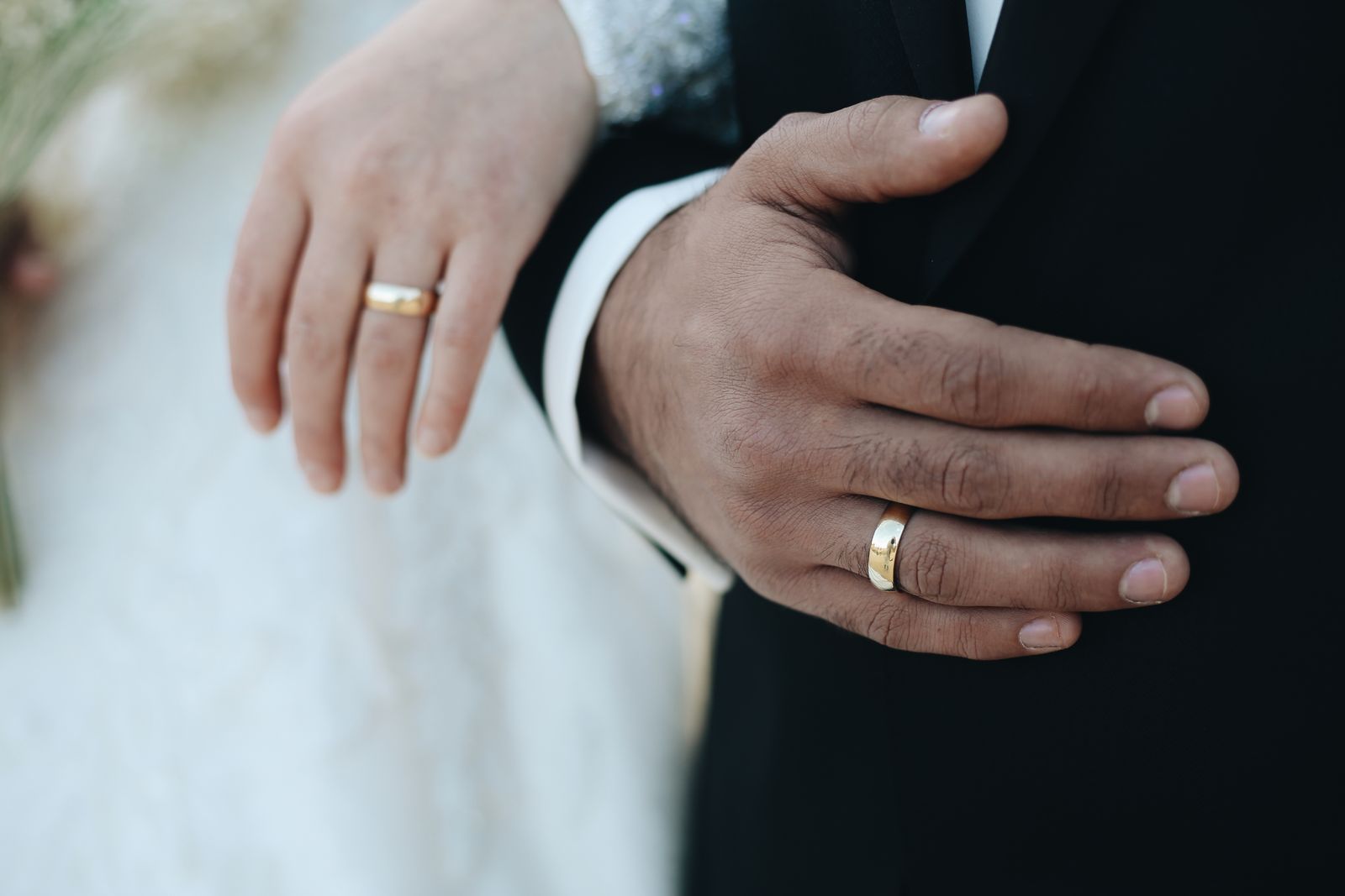 Mãos dos noivos com alianças, imagem do sonho com casamento