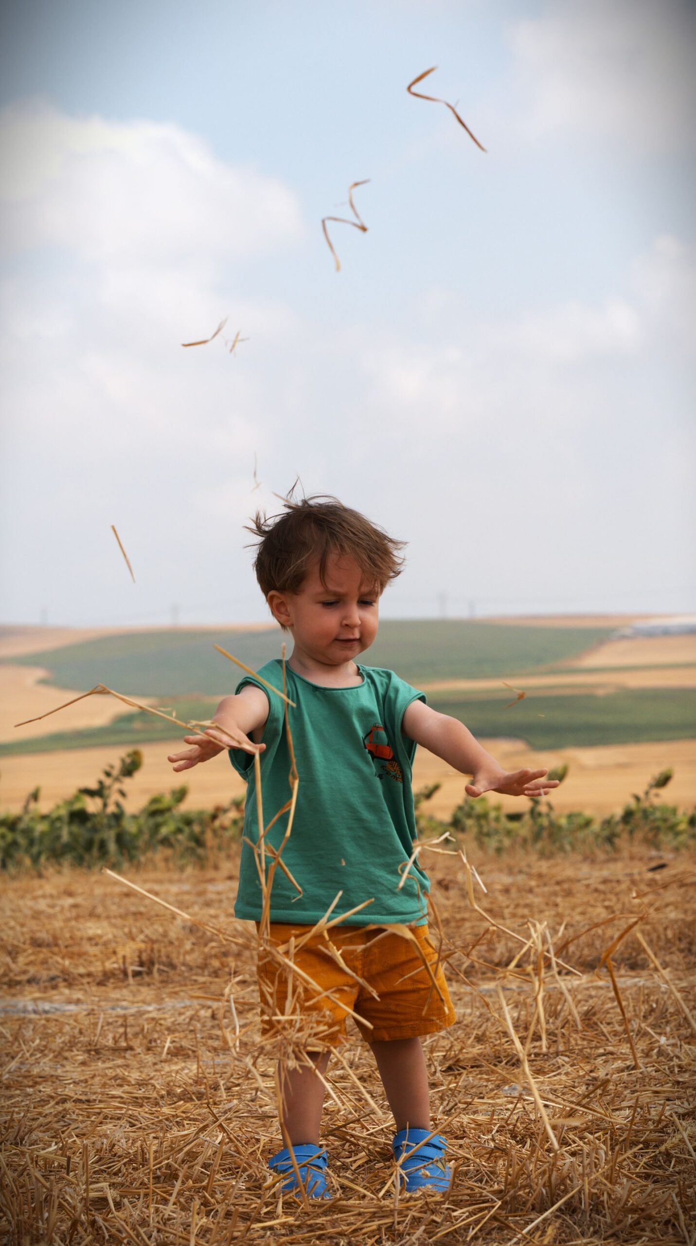 Criança brincando no campo de trigo, sonho com criança