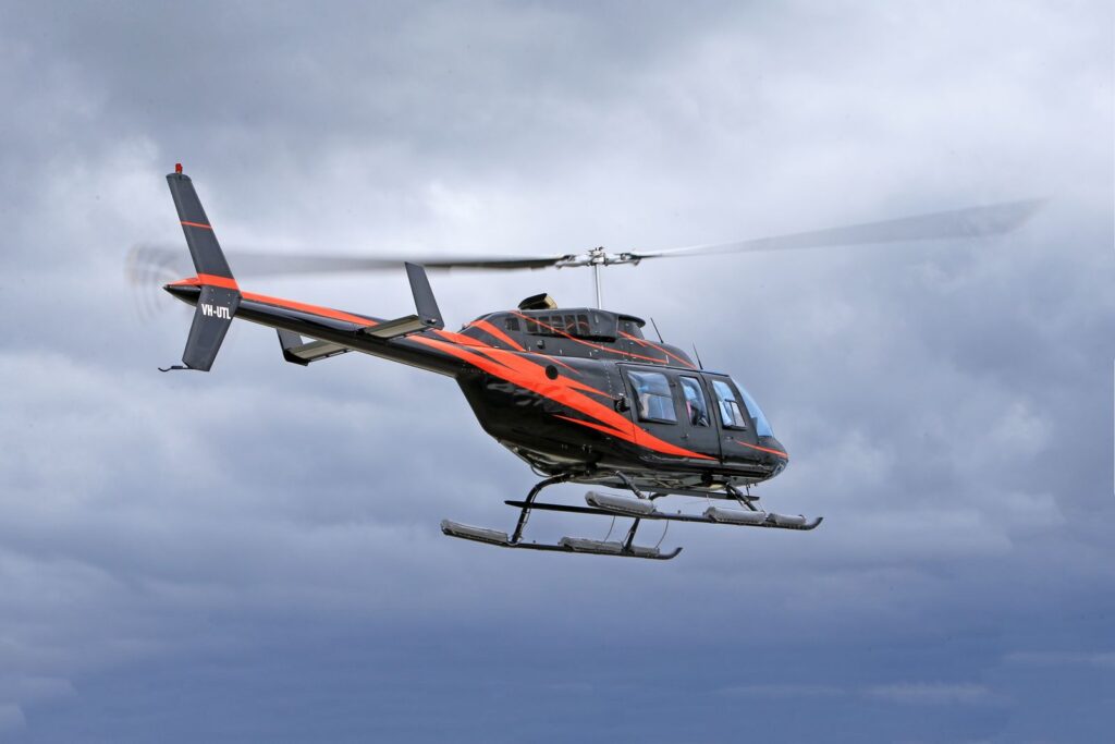 Helicóptero voando no céu nublado, imagem do sonho com helicóptero