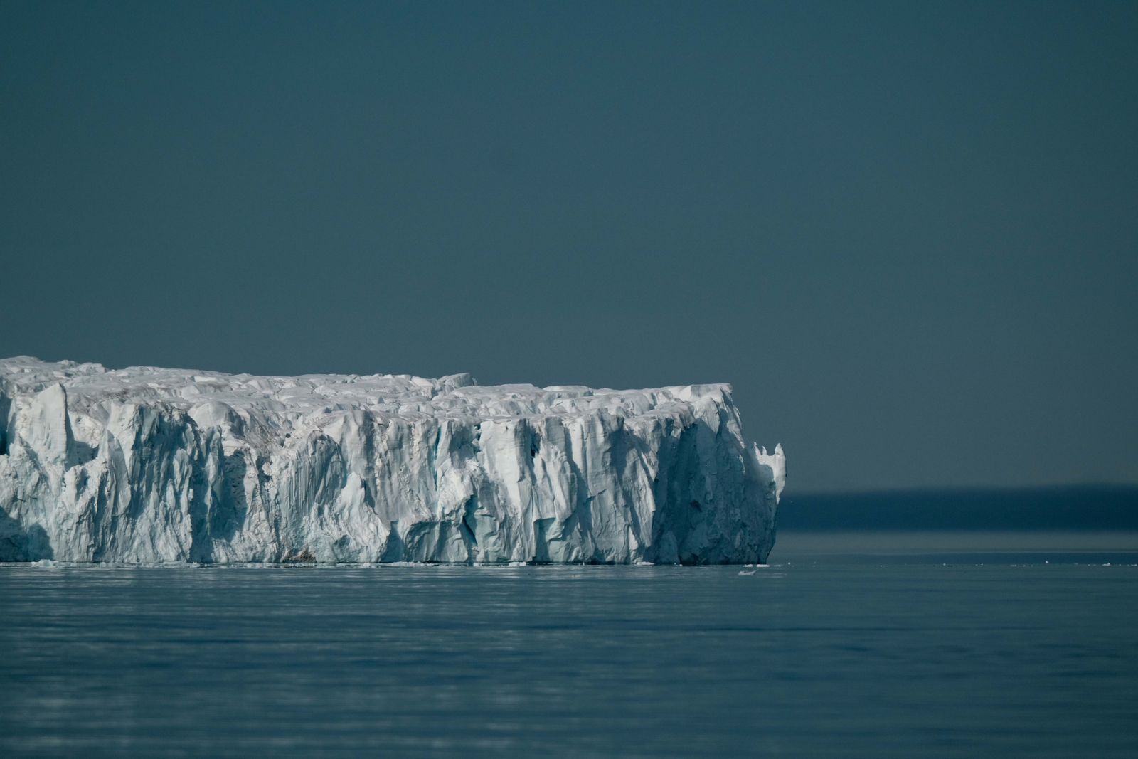 Imagem horizontal de uma aurora boreal sobre icebergs flutuantes, simbolizando autoconhecimento e despertar espiritual