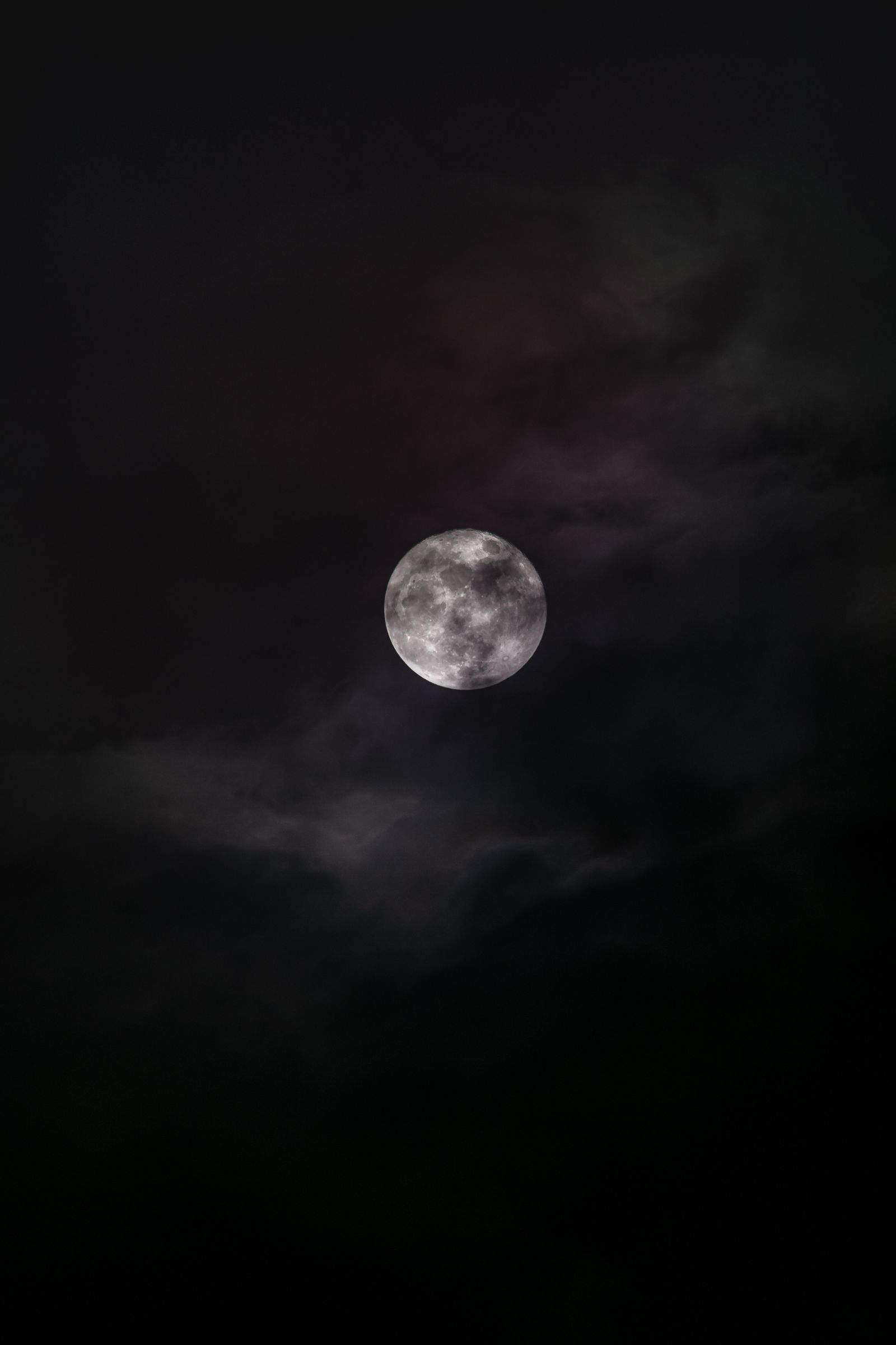 Lua cheia entre nuvens escuras, imagem do sonho com lua