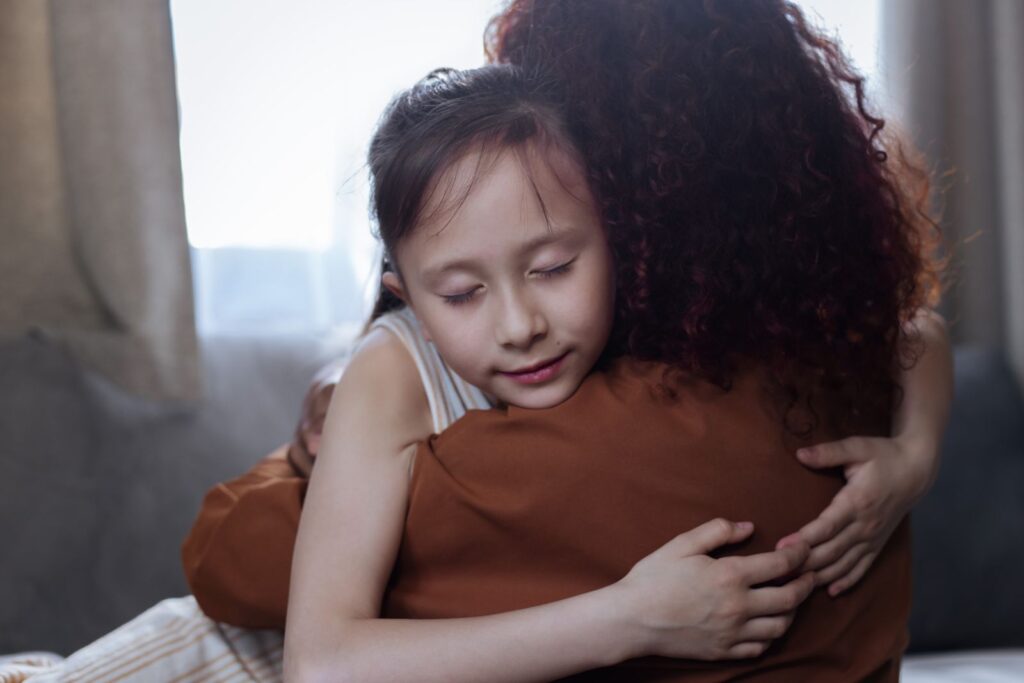 Filha abraçando a mãe, imagem do sonho com mãe