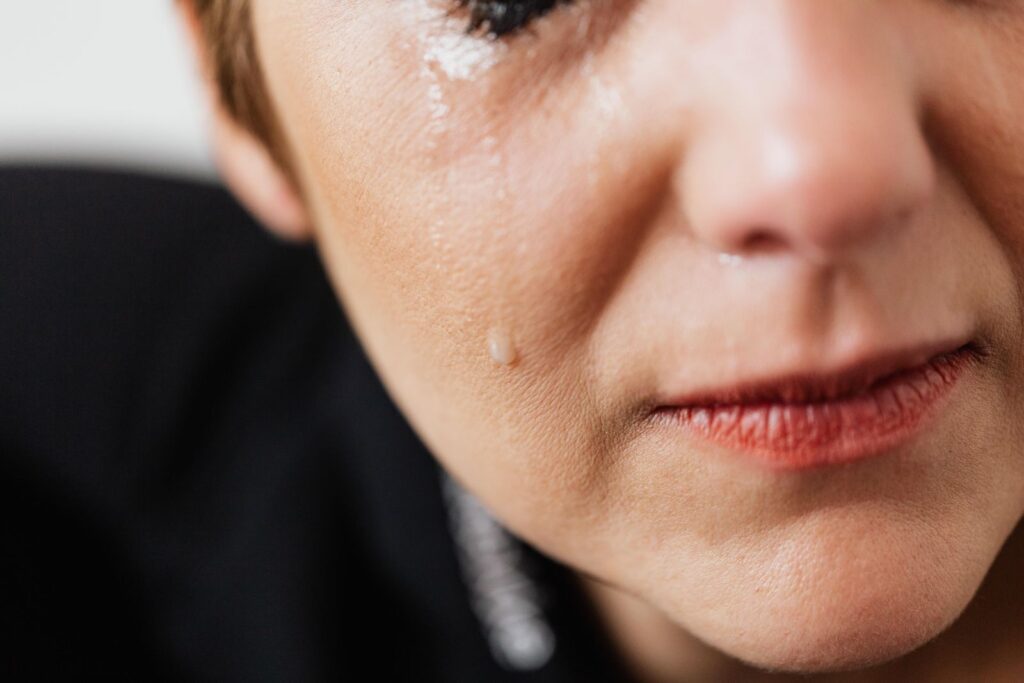 Lágrima no rosto de uma mãe, imagem do sonho com mãe chorando