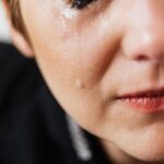 Lágrima no rosto de uma mãe, imagem do sonho com mãe chorando