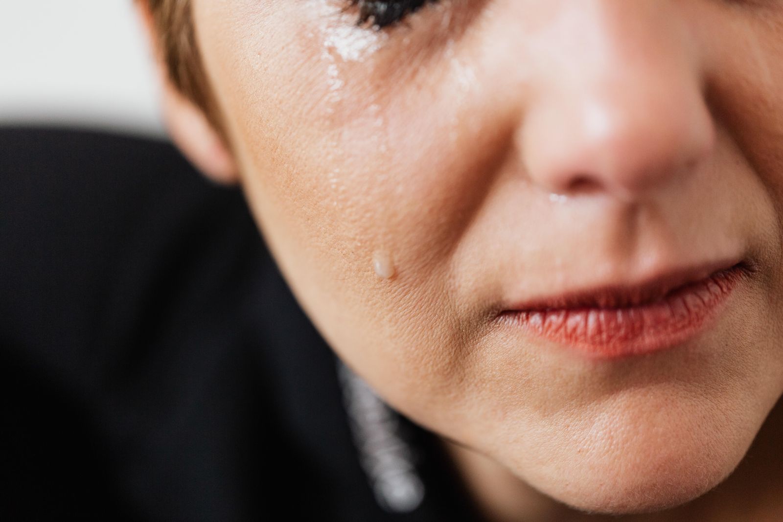 Mãe chorando sendo consolada pelo filho, representando significado de sonhar com mãe chorando