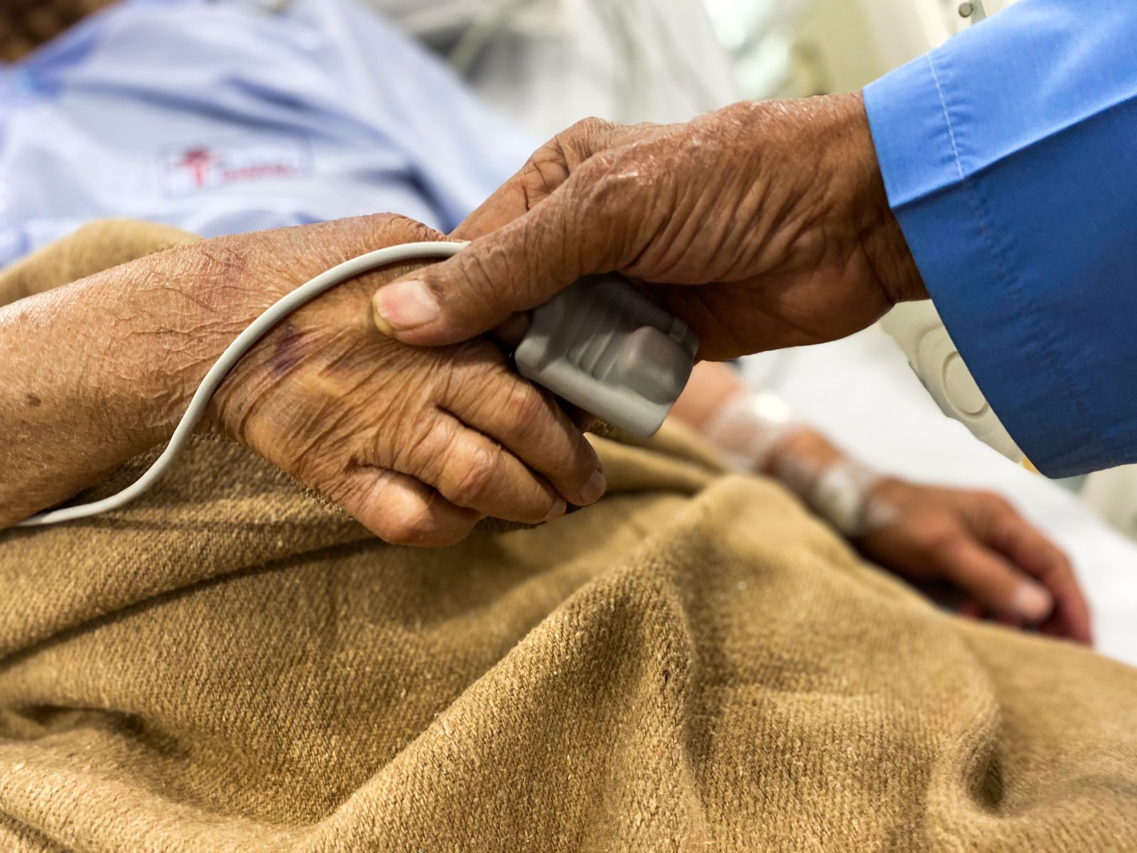 Mãe doente em hospital sendo segurada pela filha, representando sonho com mãe doente
