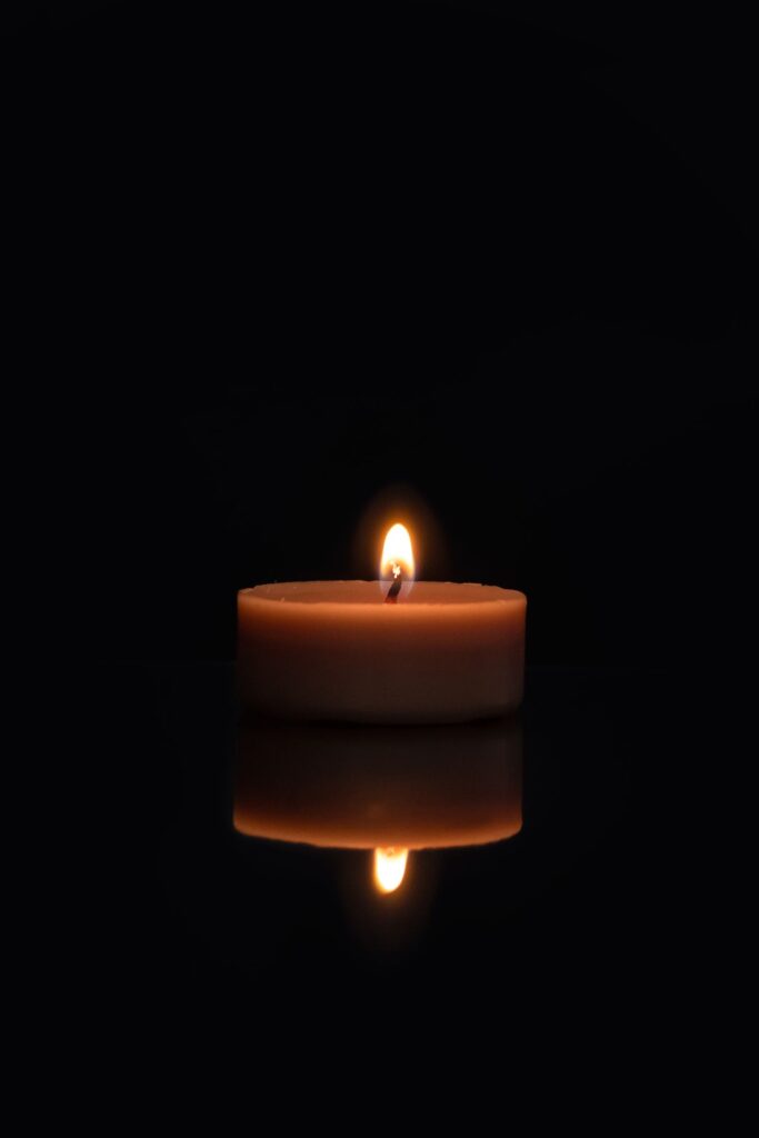Vela acesa no escuro, imagem do sonho com mãe já falecida