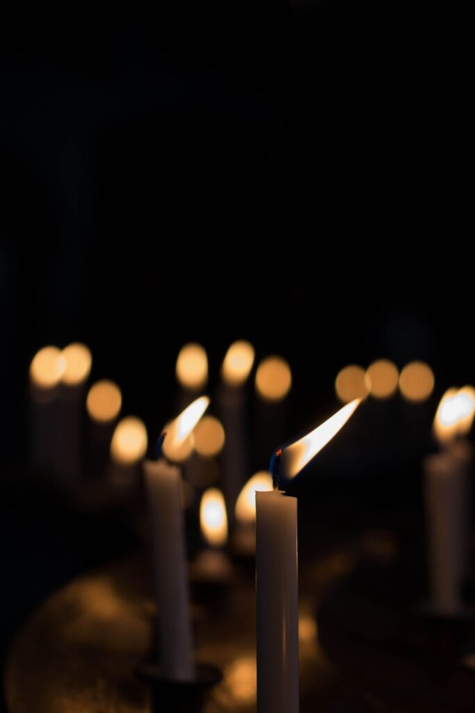 Velas acesas na escuridão, imagem do sonho com morte