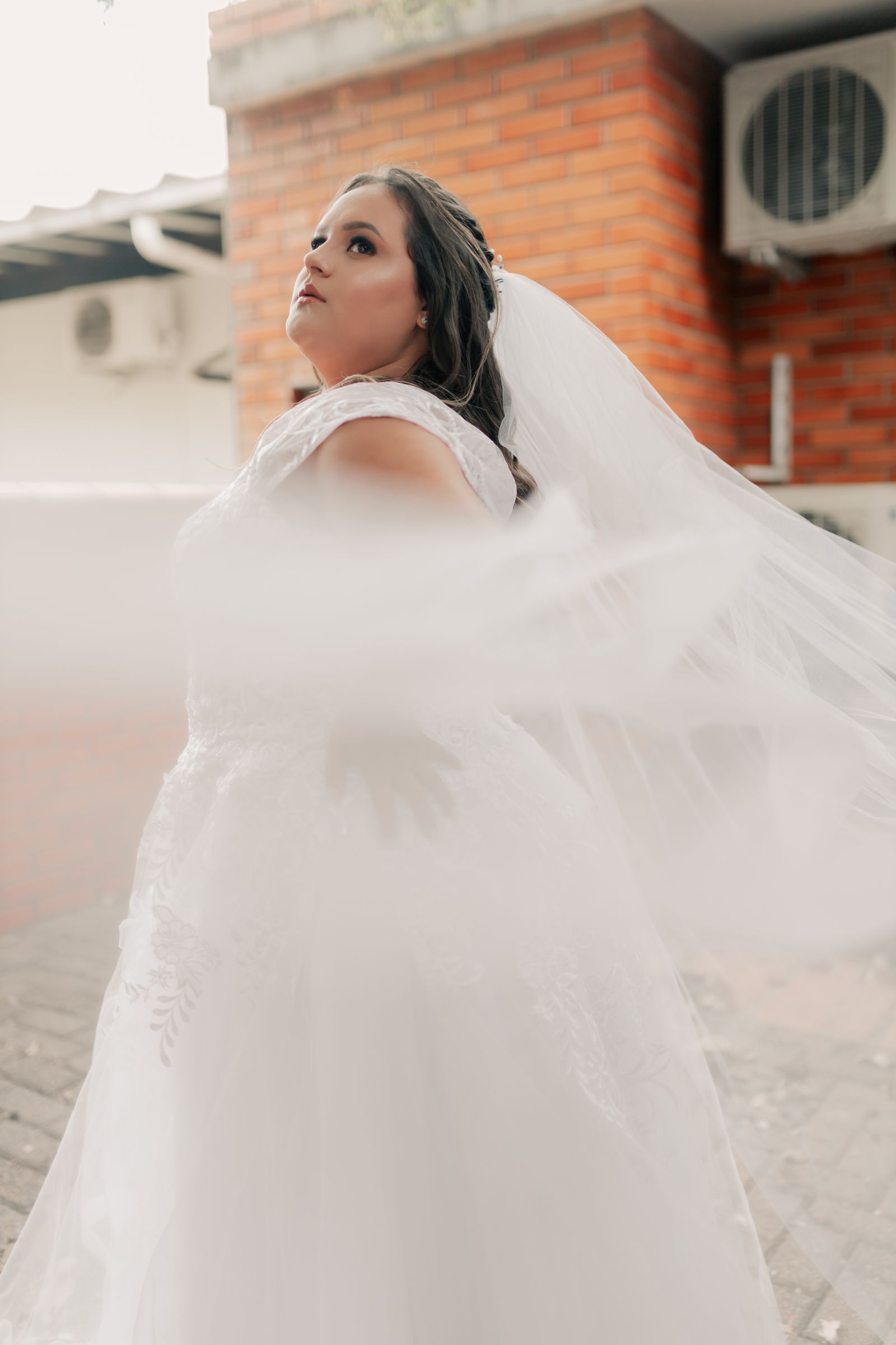 Noiva de vestido branco e véu, imagem do sonho com noiva